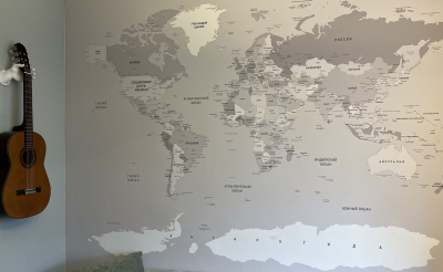 Бесшовное панно с картой мира в комнате подростка